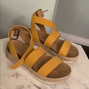 Mustard colored Vintage like Sandals